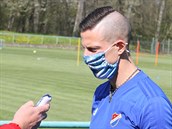 Masr ostravskch fotbalist Michal aja ped trninkem m teplotu...