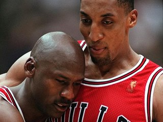 Scottie Pippen (vpravo) podpírá vyčerpaného a nemocného Michaela Jordana po...