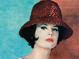 Popelínové �aty s výraznými pruhy a sní�eným pasem a barevné slamáky � hit léta...