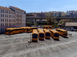 Autobusy spolenosti RegioJet odstavené na praském nádraí Florenc. (21. dubna...