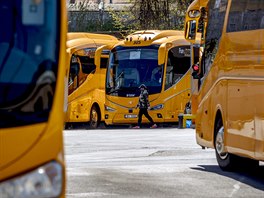 Autobusy spolenosti RegioJet odstavené na praském nádraí Florenc. (21. dubna...
