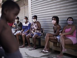Obyvatel slumu Mandela v brazilskm Riu ekaj na pdl jdla od mstn...