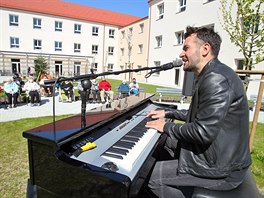 Zpvák Marek Ztracený zahrál v rámci Koncert pod balkonem seniorm v Domov...