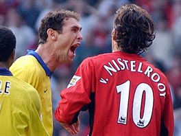 Martin Keown z Arsenalu ve na tonka Ruuda van Nistelrooye z Manchesteru...