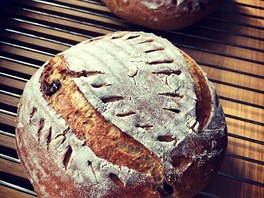 Čtenářka Jana posílá podrobnější návod na kvasový chléb. „Večer smícháme 150 g...