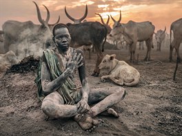 Tyto neuvitelné snímky zachycují kmen Mundari z Terekek v Jiním Súdánu....