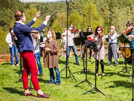 Jihoesk filharmonie v pondl natela Baladu pro banditu na zcenin hradu...