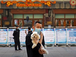 Mu v Pekingu ven svho psa. (28. dubna 2020)