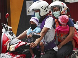 Rodina s dtmi v Jakart se chrn roukami. (28. dubna 2020)