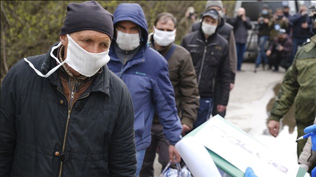 Vmna vlench zajatc v asech koronaviru na vchod Ukrajiny (16. dubna 2020)