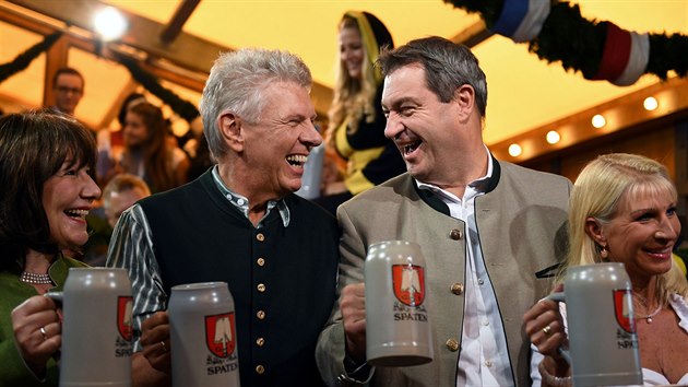 Bavorsk premir Markus Sder (vpravo) a mnichovsk starosta Dieter Reiter na Oktoberfestu v roce 2019. Tradin slavnosti piva se letos kvli pandemii konat nebudou.