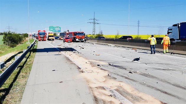Na 21. kilometru Pražského okruhu se z nákladního auta vysypal náklad, najelo do něj několik aut a motorkář.