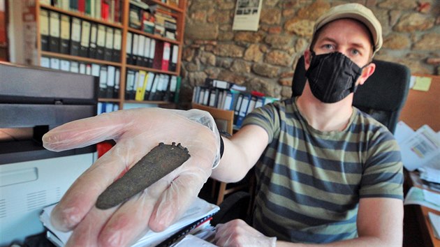 Filip Prekop, archeolog Národního památkového ústavu v Lokti, s čepelí nože ze starší doby bronzové.