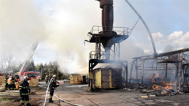 Požár pily na zpracování dřeva v Krásném Lese na Karlovarsku. (28. dubna 2020)
