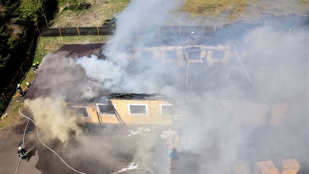 Požár pily na zpracování dřeva v Krásném Lese na Karlovarsku. (28. dubna 2020)