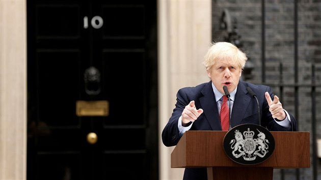 Britsk premir Boris Johnson pi projevu ped svoj kancel v londnsk Downing Street (27. dubna 2020)