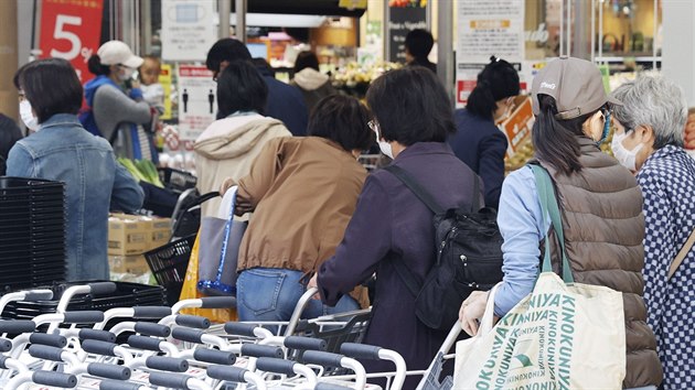 Lid nakupujc v supermarketu v Tokiu