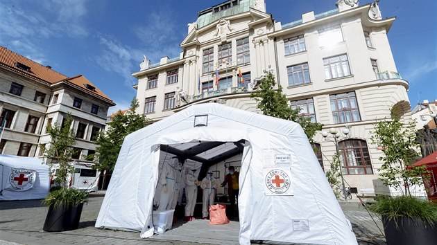 Pracovnci ervenho ke na Marinskm nmst v Praze kol dobrovolnky pro prci v socilnch zazench bhem pandemie koronaviru. (24. dubna 2020)