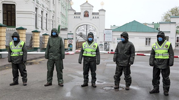 Ukrajinsk Nrodn garda hld vstup do klternho komplexu Kyjevsko-peorsk lvra. (14. dubna 2020)