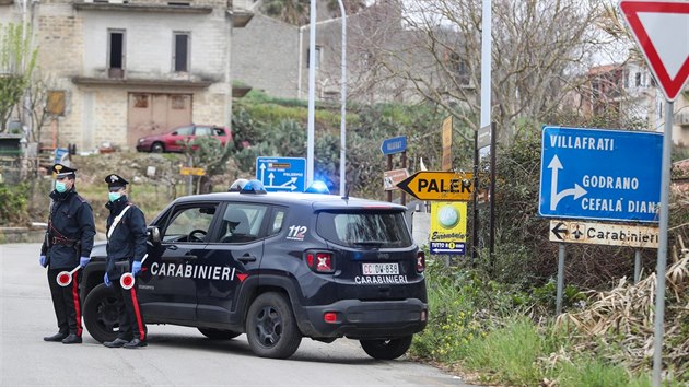 Italsk policie kontroluje dodrovn opaten nedaleko Palerma na Siclii. (24. bezna 2020)