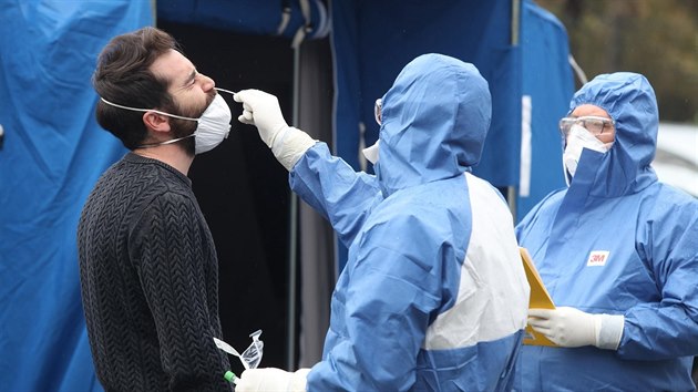Zdravotníci v Palermu na Sicílii testují řidiče na koronavirus. (24. března 2020)