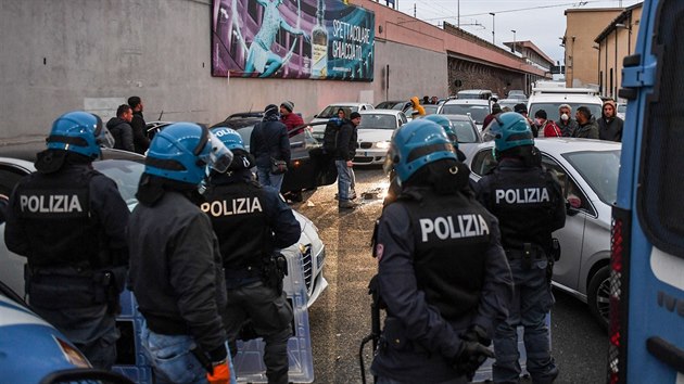 Italsk policie musela zakroit proti lidem, kte chtli bez potebnho povolen nastoupit na trajekt smeujc na Siclii. (24. bezna 2020)