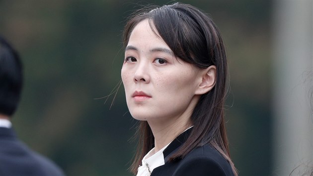 Kim Jo-čong, mladší sestra severokorejského diktátora Kim Čong-una, se účastní pietního aktu v Ho Či Minově mauzoleu v Hanoji. (2 .března 2019)