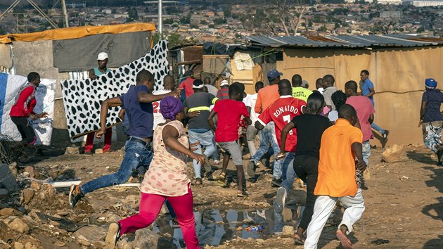 Obyvatele slumu Sjwetla na pedmst jihoafrickho Johannesburgu protestovali proti nedostatku jdla, protoe kvli pisnm opatenm nemohou pracovat. (20. dubna 2020)