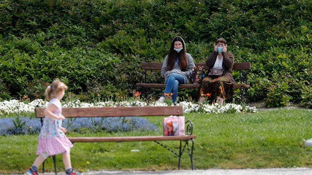 Lid v roukch v parku v chorvatskm Zhebu. (27. dubna)
