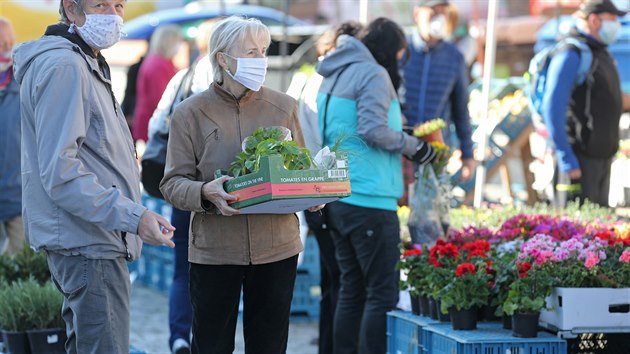 Trhovci na jihlavském Masarykově náměstí v pondělí během pár hodin prodali veškerý svůj sortiment, který přivezli. Jak se prodejci shodli, lidé stáli především o sadby salátů, rajčat, paprik a celerů. Ve velkém však poptávali rovněž bylinky i květiny.