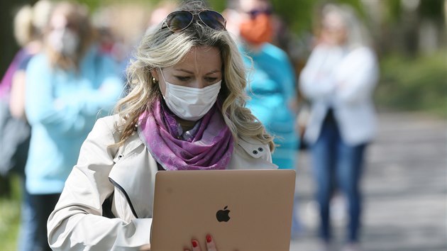 Plon testovn dobrovolnk na koronavirus v arelu litomickho vstavit Zahrada ech. (23. 4. 2020)