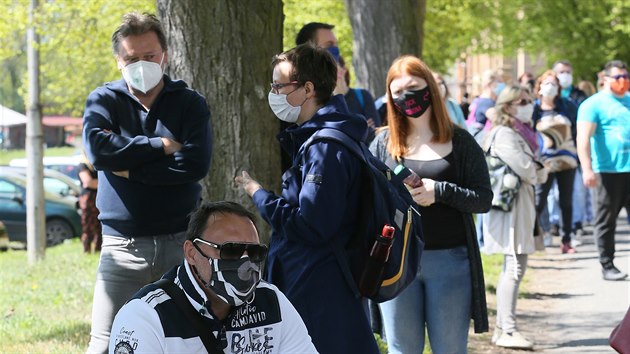 Plon testovn dobrovolnk na koronavirus v arelu litomickho vstavit Zahrada ech. (23. 4. 2020)