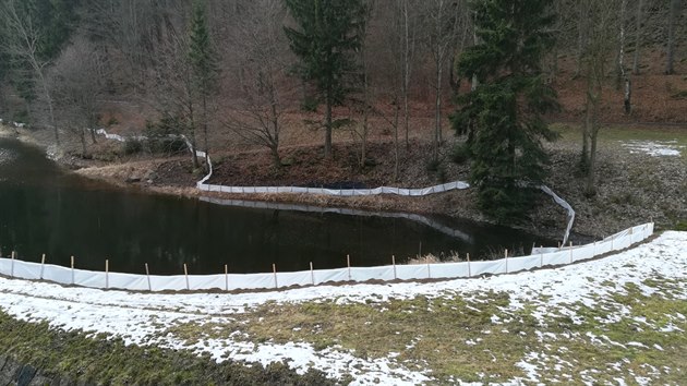 Fólie lemuje celý obvod krušnohorské přehrady Kamenička.