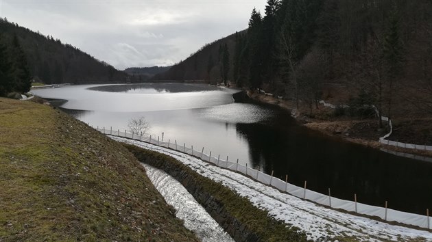 Fólie lemuje celý obvod krušnohorské přehrady Kamenička.