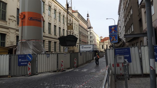 Výtahy nebudou umístěné přímo na Karlově náměstí, ale v boční Václavské ulici.
