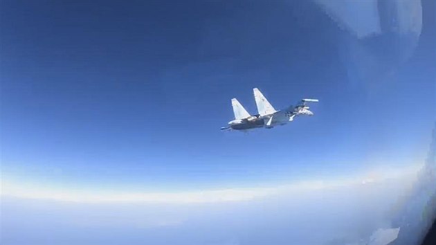 Rusk sthaka Su-35 prolt tsn ped americkm hldkovm strojem Poseidon ve Stedomo. (19. dubna 2020)