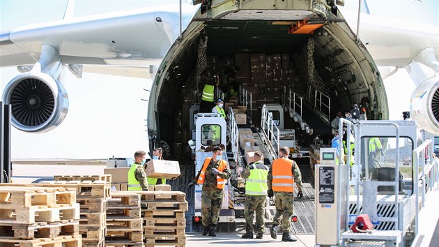 Ob An-225 Mrija v nmeckm Lipsku se zsilkou ochrannch masek z ny (28. dubna 2020)