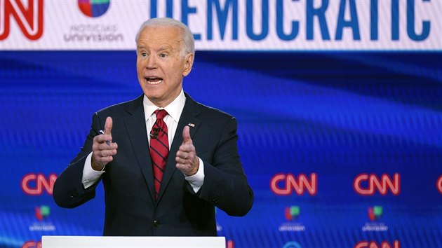 Někdejší viceprezident a kandidát demokratické strany do prezidentských voleb Joe Biden během volební debaty ve studiu americké stanice CNN (15. dubna 2020)