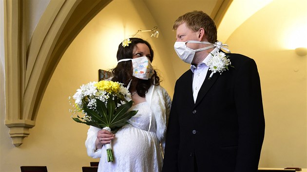 Novomanel Slvka a David Frdet absolvovali  na olomouck radnici svou svatbu odloenou bhem nouzovho stavu. Vyuili tak uvolnn vldnch opaten zavedench kvli en novho typu koronaviru. (21. dubna 2020)