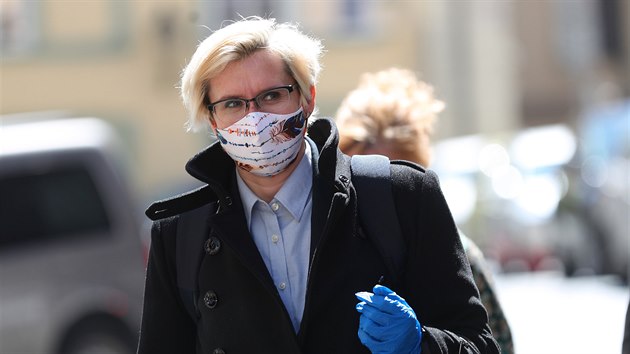 Poslankyn� Karla �lechtov� v rou�ce p�ich�z� na �tern� jedn�n� Sn�movny. (21. dubna 2020)