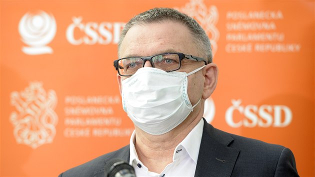 Ministr kultury Lubomír Zaorálek (ČSSD) vystoupil na tiskové konferenci sociální demokracie před jednáním Sněmovny. (21. dubna 2020)