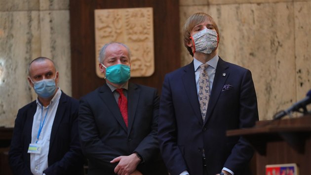 Minister zdravotnictv Adam Vojtch (zprava), jeho nmstek Roman Prymula a pedseda esk spolenosti anesteziologie resuscitace a intenzivn medicny Vladimr ern pi tiskov konferenci k prbnmu hodnocen vvoje onemocnn covid-19. (23. dubna 2020)