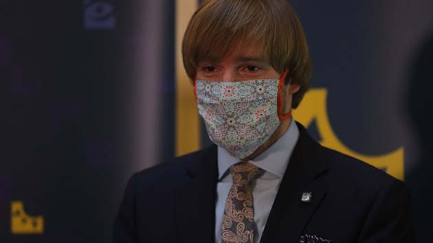 Minister zdravotnictv Adam Vojtch pi tiskov konferenci kprbnmu hodnocen vvoje onemocnn covid-19. (23. dubna 2020)