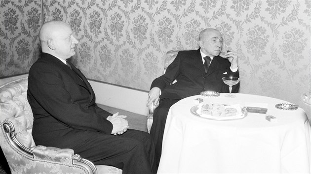 eskoslovensk prezident Emil Hcha (vpravo) a ministr kolstv a nrodn osvty Emanuel Moravec o pestvce pedstaven Prodan nevsta v Nrodnm divadle. (prosinec1943)