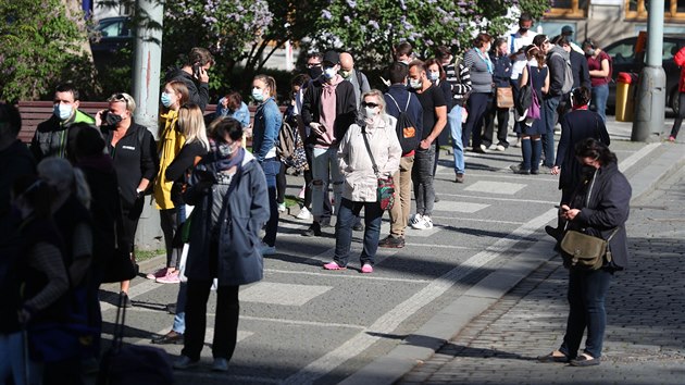 Lid ekaj ve front na nmst Mru v Praze ped odbrovm stanem pro testovn kolektivn imunity vi koronaviru. (23. dubna 2020)