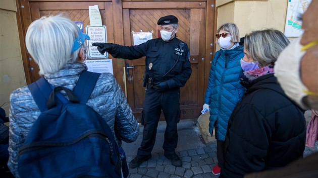 Odbrov stan pro testovn kolektivn imunity vi koronaviru v Kateinsk zahrad v Praze je uren vhradn pro seniory. (23. dubna 2020)