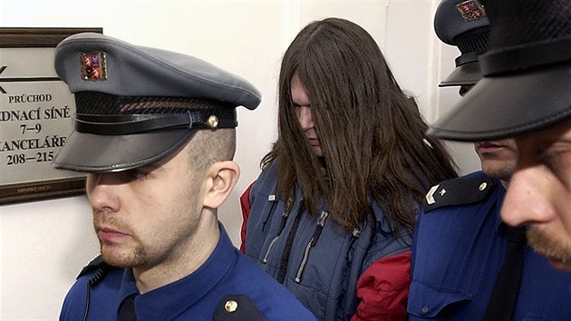 Příslušníci justiční stráže přivádějí trojnásobného vraha Jaroslava Gančarčíka na jednání Krajského soudu v Praze. (28. ledna 2005)