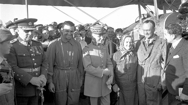 Letecké mistrovství Františka Nováka obdivovali generálové Jan Syrový, mimo jiné inspektor čs. branné moci a premiér, a Luis-Eugene Faucher, šéf francouzské vojenské mise v Praze.