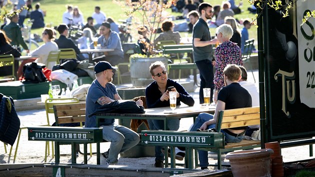 Lid popjej na zahrdce restaurace ve vdskm Stockholmu. (22. dubna 2020)