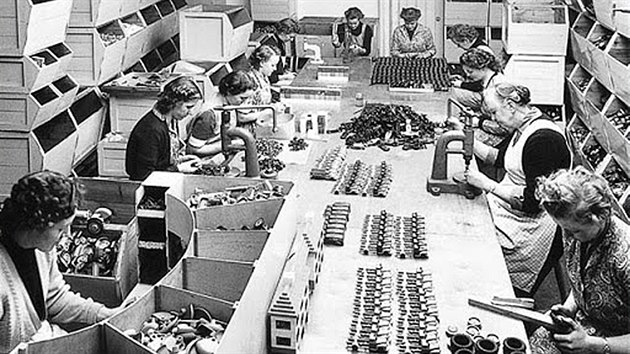 Výroba součástek stavebnice Lego v roce 1953